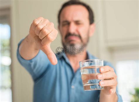 中年男子喝着一杯水高清图片下载-正版图片502926928-摄图网