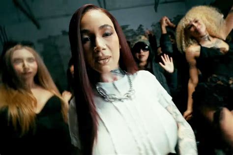 Bhad Bhabie Disses Alabama Barker in 'Ms. Whitman', Casts Travis Barker ...