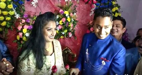 Commonwealth gold medalist Dipika Kumari exchange rings with fellow ...