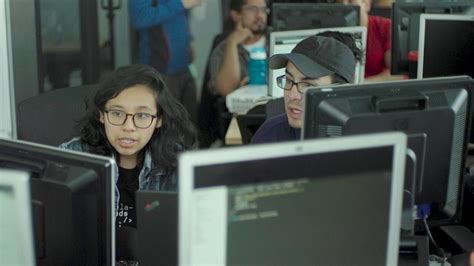 墨西哥特殊编程学校让被美国遣返移民再续“硅谷梦”
