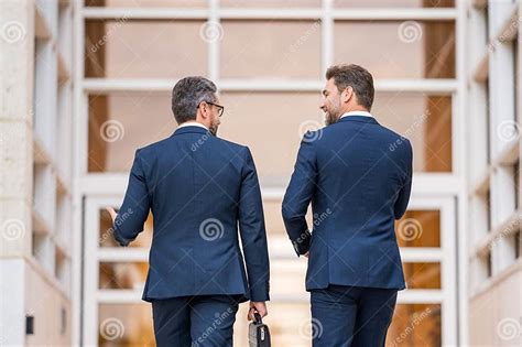 Business Men Walking in Line 的图像结果