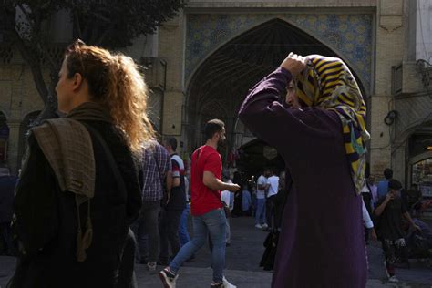 Iran : la police renforce la chasse aux femmes non voilées | TV5MONDE ...