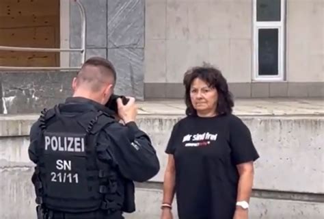 "Compact-Verbot": Polizei auf der Jagd nach T-Shirts mit dem Buchstaben "C"