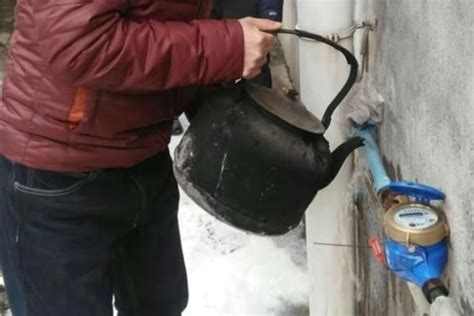 农村地区，寒冷冬天如何给水管防冻？要解决其实很简单|水管|防冻|农村_新浪新闻
