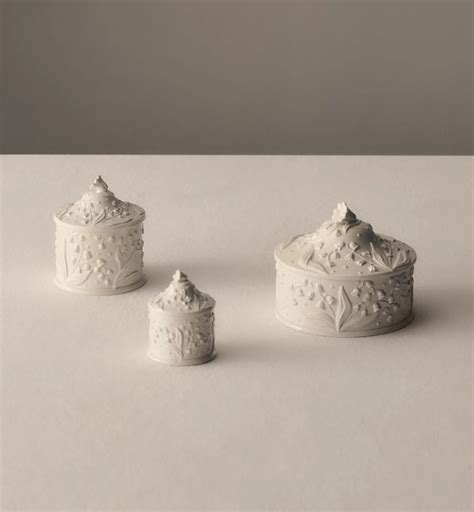 Boîte Faïence blanche à motif Lily Dior en relief | DIOR