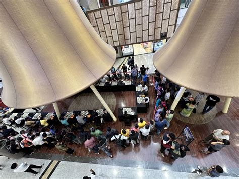 Facing 21 players with 1 hour on the clock : The Gukesh Simul ...