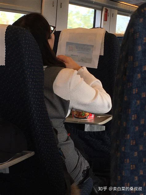 为什么高铁上吃方便面的人很少，而普通列车上却特别多？