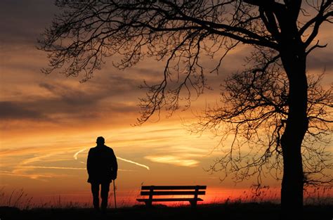 夜晚路灯下孤独的人图片-夜晚路灯照耀下的公园椅子上坐在一个孤独的人素材-高清图片-摄影照片-寻图免费打包下载