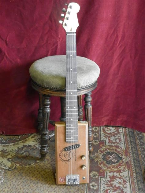 4 String Cigar Box Guitar Lessons 的图像结果