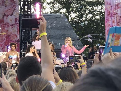 What's your RAREST, most EXCLUSIVE Swiftie moment? Mine: being 1 of ...