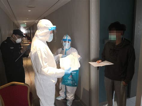 记者实地探访境外返京人员隔离酒店 分区分流办理入住