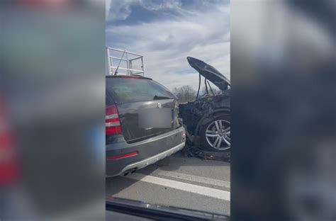 Težak sudar dva automobila i jednog teretnjaka: Delovi rasuti po ...