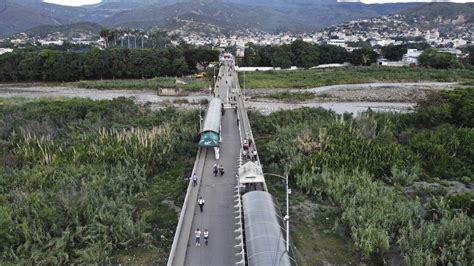 Colombia and Venezuela Re-Open Border After Years of Hostility - Bloomberg