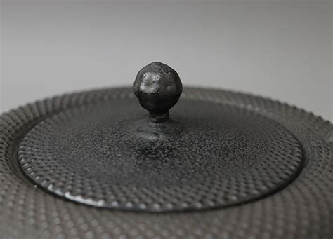 Japanese cast iron Tetsubin kettle by Kunzan