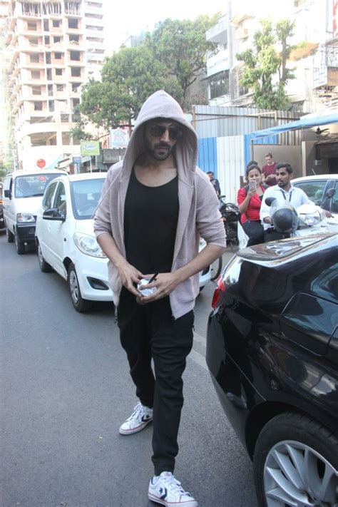 Sonu Ke Titu Ki Sweety actor Kartik Aaryan spotted with girlfriend ...