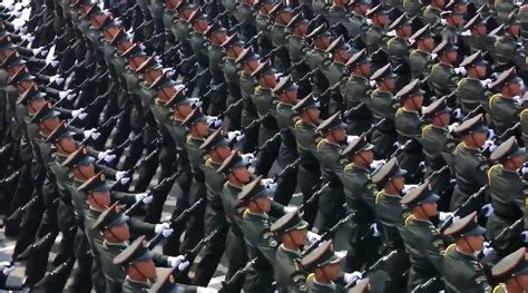 新中国70周年大阅兵，陆军方队接受检阅，正步劈枪威武霸气！_新浪新闻