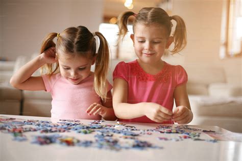 Niñas jugando en casa. Niñas jugando con bloques en casa. foto – Imagen ...