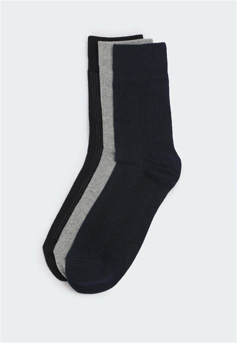 Buy Socks for Men Online in India Starting at ₹299 | Max Fashion