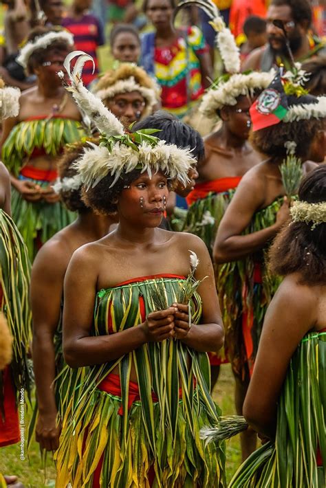 Tolai dancer at Tavur Show, West New Britain, Papua New Guinea ⓒ Kambu ...
