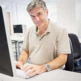 https://thumbs.dreamstime.com/b/ritratto-di-professore-felice-che-lavora-al-computer-69799568.jpg