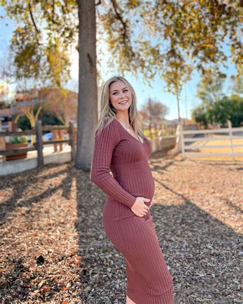 10 Best Petite Maternity Outfit Ideas for 2024