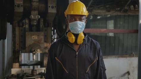 Portrait of manual worker wearing mask at factory | Premium Photo