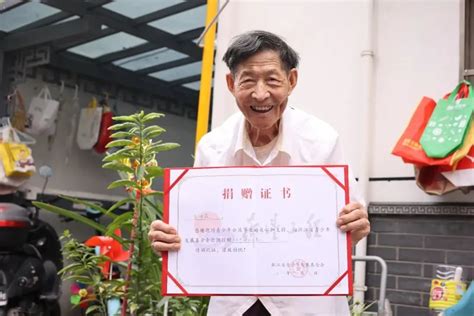 “拾荒老人”韦思浩：浙大毕业的教师，离世后发现50万捐款记录_生活_孩子_退休金