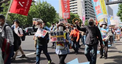 日本冲绳居民举行游行示威，要求美军关闭驻日军事基地|ZZXXO