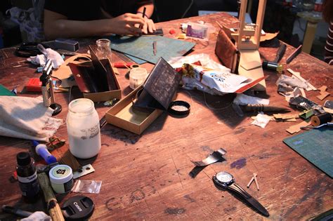那些优雅的皮具工作室的工作台们 | Showbagnow | Leather workshop, Hobby room, Artist ...