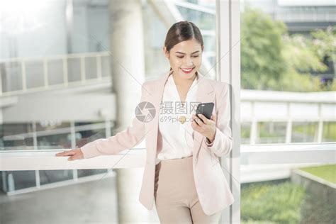 美丽的女商人正在使用智能电话做生意高清图片下载-正版图片307222826-摄图网