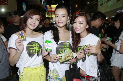 香港情色女星为宣传三级片造势 街头向市民派奶 | 新闻