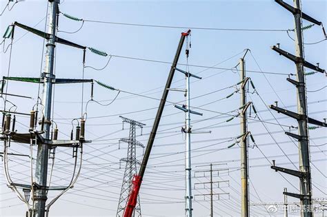 浙江温州：市域铁路电缆终端杆架设有序进行