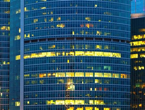 Grattacielo moderno illuminato di notte | Foto Gratis