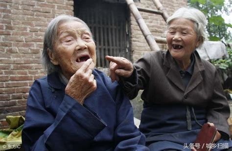 113岁老母亲和77岁小女儿合影，小女儿说：我娘看起来比我年轻呀