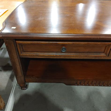 Broyhill coffee table – Habitat for Humanity Greater Ottawa ReStore