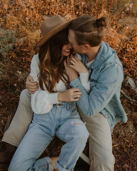 fall engagement picture outfit ideas