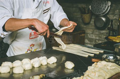 潍坊：糕点师传承中式传统糕点制作技艺 - 海报新闻