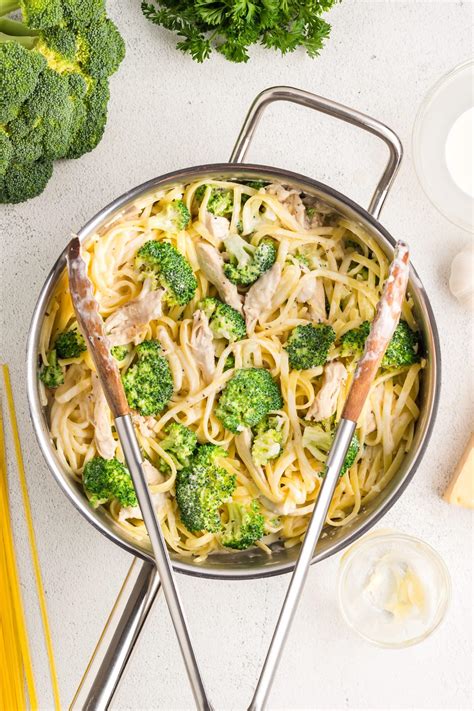 Chicken Fettuccine Alfredo With Broccoli