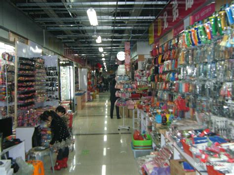浙江义乌：全球最大的小商品市场开市