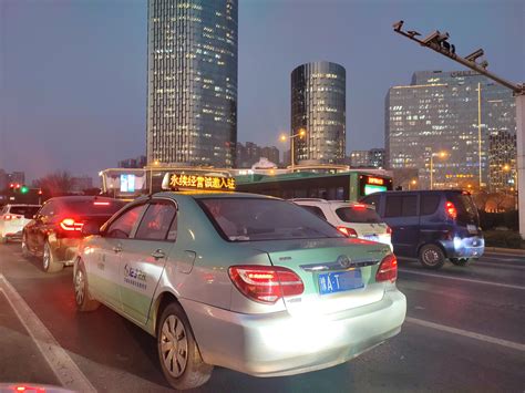 起步价10元，每公里2元，郑州公布最新纯电动出租车运价 - 封面新闻