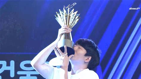 [WSL 시즌3] 우승 트로피 세레머니 BJ건욱이 - 스타크래프트 - 에펨코리아