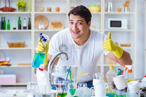 男人在洗碗时竖起大拇指高清图片下载-正版图片502925279-摄图网