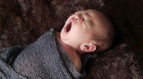 新生儿每天睡22小时，怎么我家宝宝总是醒？