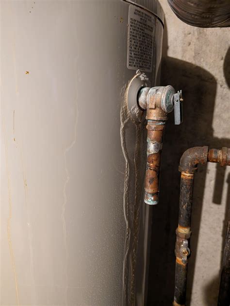 Leaking water heater : r/HomeMaintenance
