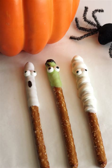 Halloween White Chocolate Covered Pretzels | Catch My Party