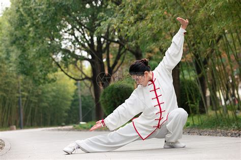 女性在公园里练太极拳高清图片下载-正版图片501704420-摄图网