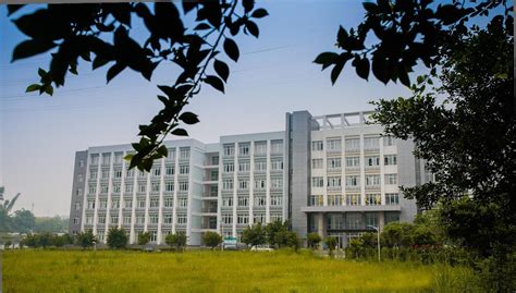 重庆工商大学有几个校区，每个校区多少人？