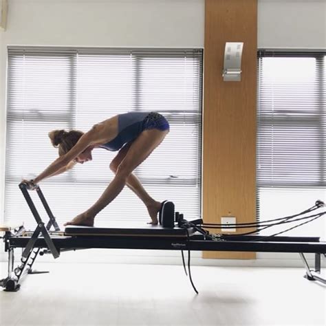pilates reformer knee stretch