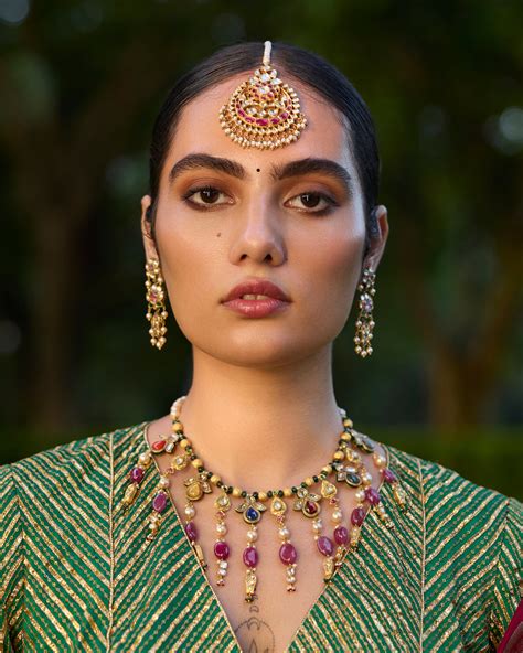 VANKI – Vasundhra Raj Luxury Jewellery