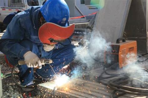 重工车间里在进行焊接的工人们高清图片下载-正版图片501632551-摄图网